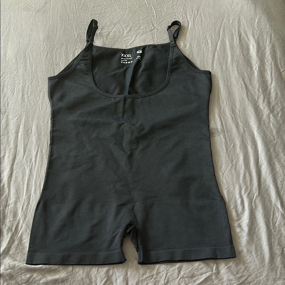 Black under bust shape wear with shorts